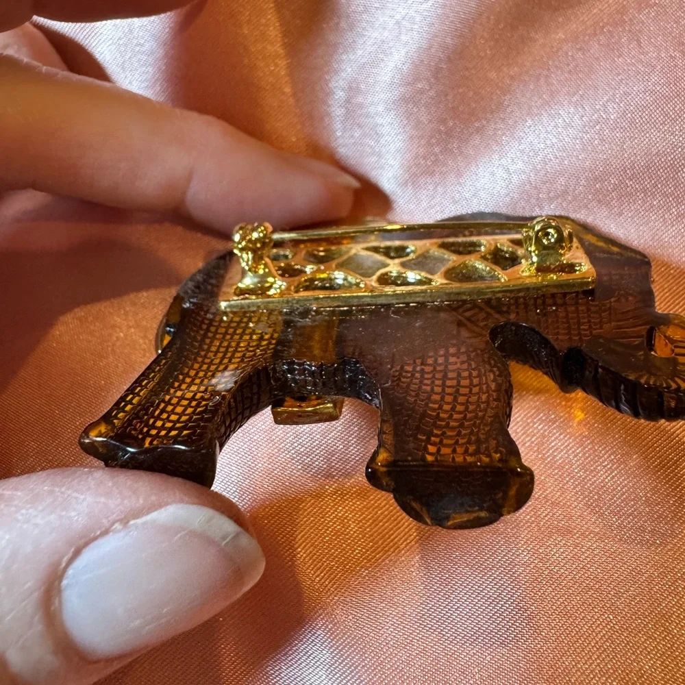 🐘 Vintage Elephant Brooch – Gold & Amber Tones